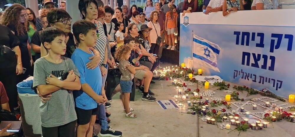 קריית ביאליק מתייחדת עם זכר הנופלים ומתפללת להחזרת החטופים והנעדרים (צילום: עיריית קרית ביאליק)