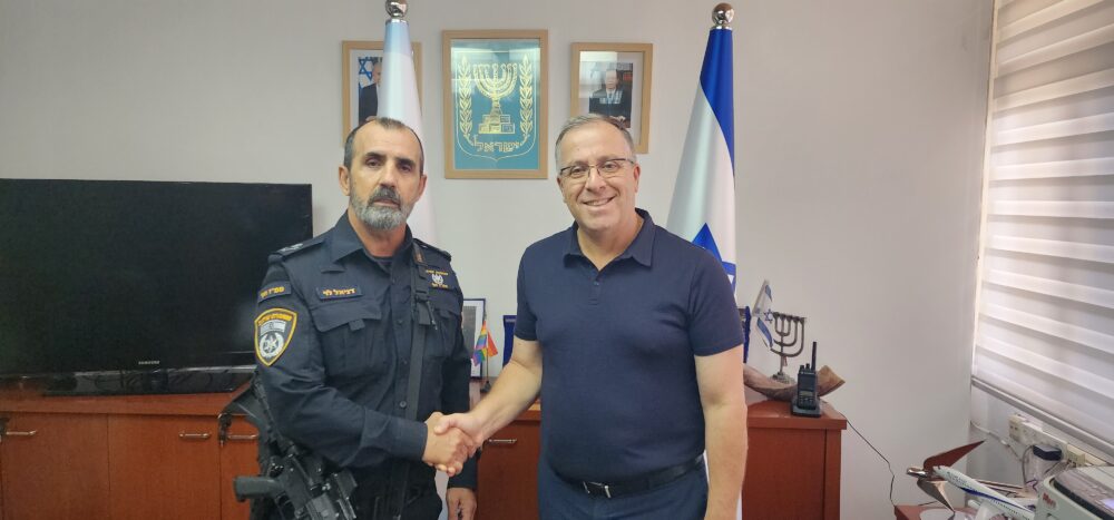 מפקד מחוז חוף במשטרת ישראל, ניצב דניאל (דני) לוי עם ראש העיר אלי דוקורסקי (צילום: קריית ביאליק)