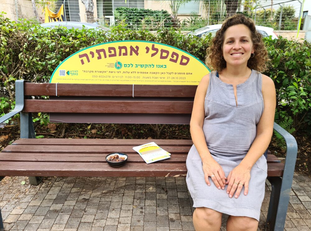 אלה מטבעון ממתינה בספסל האמפתיה בשד' הנדיב בחיפה (צילום: יעל הורוביץ)