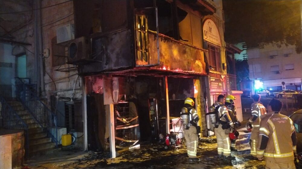 חנות נשרפה כליל ברחוב הרצליה בחיפה (צילום: כבאות והצלה)
