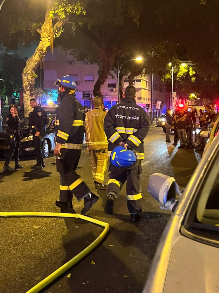 חנות נשרפה כליל ברחוב הרצליה בחיפה (צילום: כבאות והצלה)