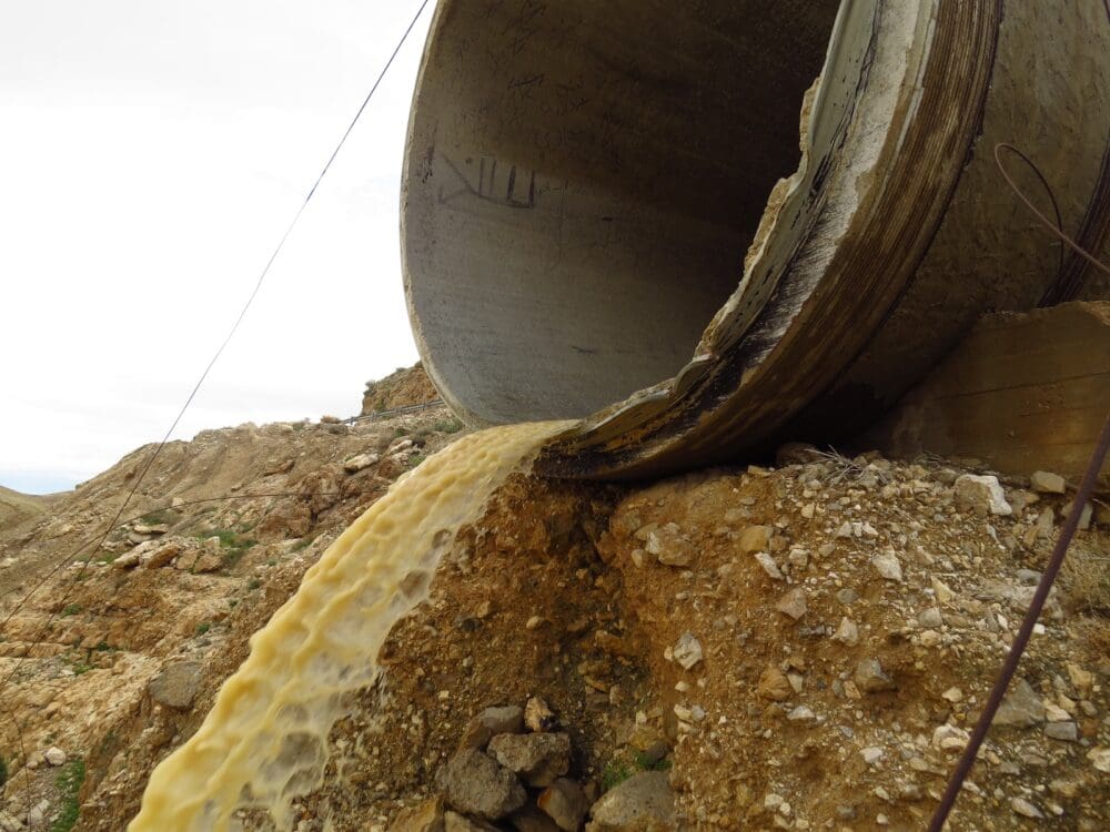 נקז נגר עילי מזרים מי גשם עכורים לים (צילום: מוטי מנדלסון)