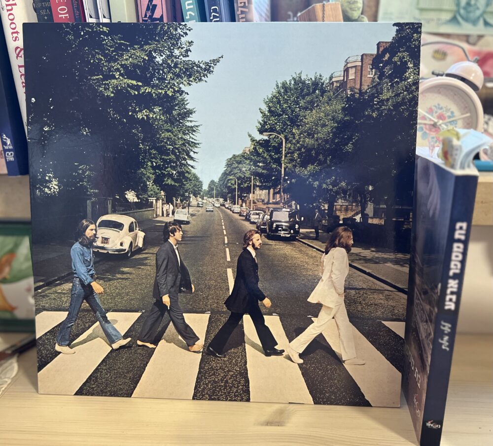 שיר הנושא של 'בת מספר ארבע' מתוך התקליט Abbey Road (אוסף פרטי)
