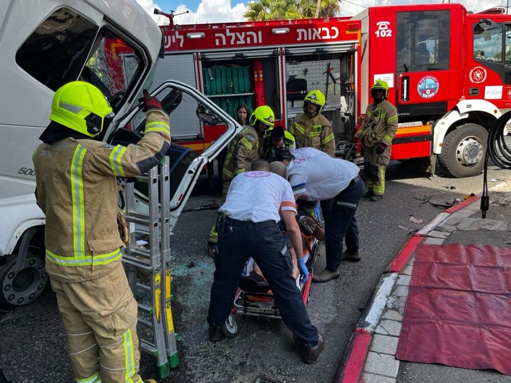 חילוץ הנהג (צילום: דוברות כבאות והצלה לישראל)