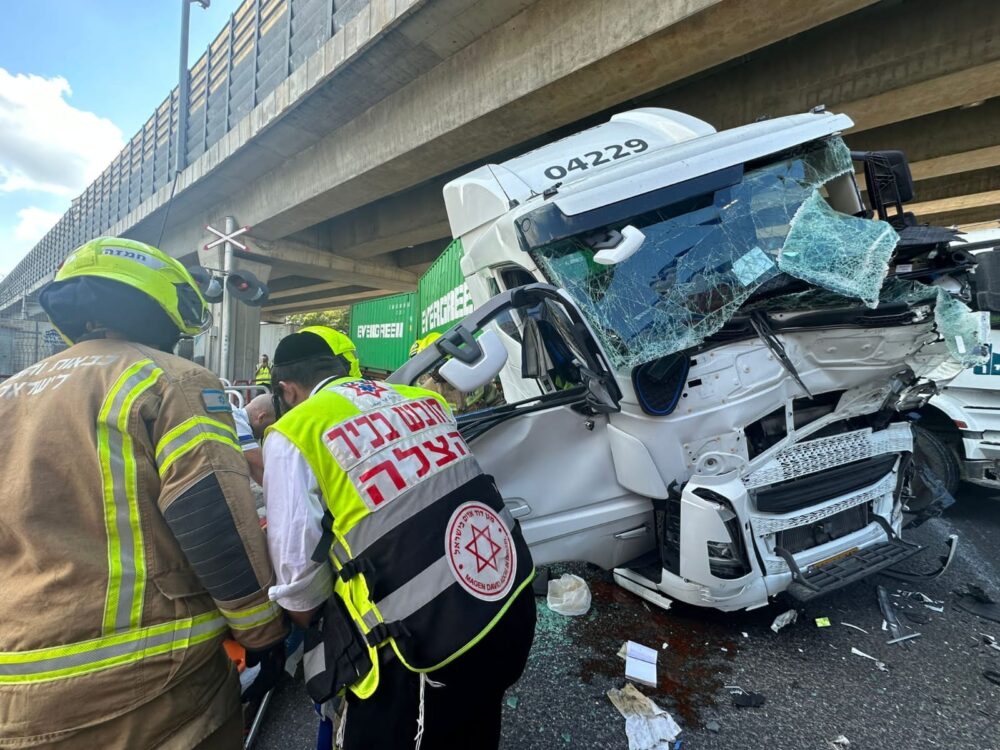 מחלצים גבר כבן 50 (צילום: דוברות הצלה)