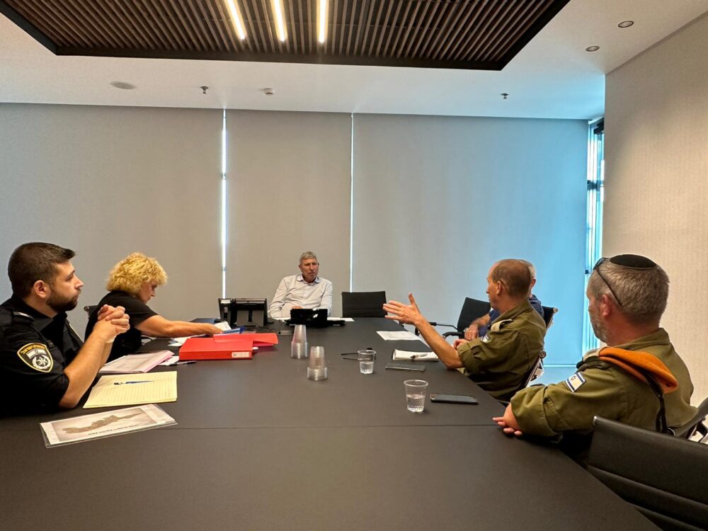 יעקב פרץ, ראש העיר קרית אתא, בפגישה עם נציגי פיקוד העורף ומשטרת ישראל (צילום: יח"צ)