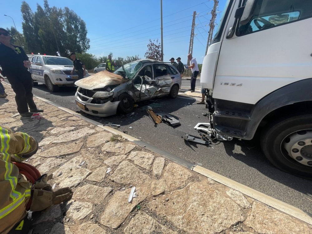 אישה בת 40 נלכדה ברכב (צילום: כבאות והצלה לישראל)