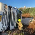 חילוץ נהג ממשאית שהתהפכה בחיפה (צילום: כבאות והצלה לישראל)