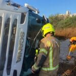 חילוץ נהג ממשאית שהתהפכה בחיפה (צילום: כבאות והצלה לישראל)