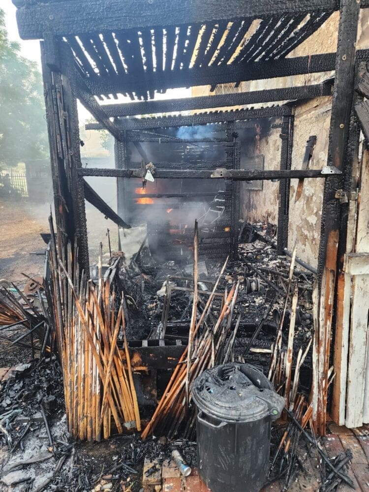 שריפת פרגולה בטירת כרמל (צילום כבאות והצלה)