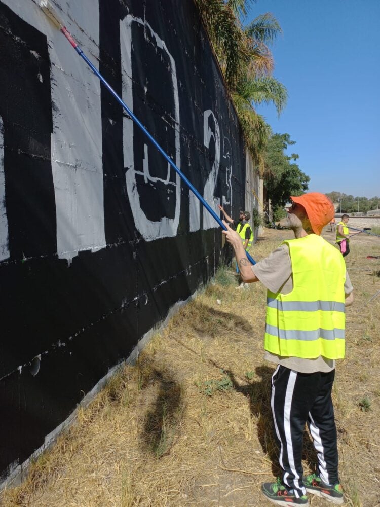 כתובת הגרפיטי הגדולה ביותר בישראל למען החזרת החטופים והנעדרים (צילום: מורדי אלון)