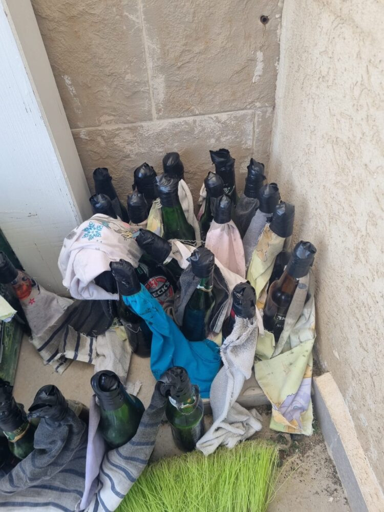 עשרות בקבוקי תבערה (צילום: משטרת ישראל)