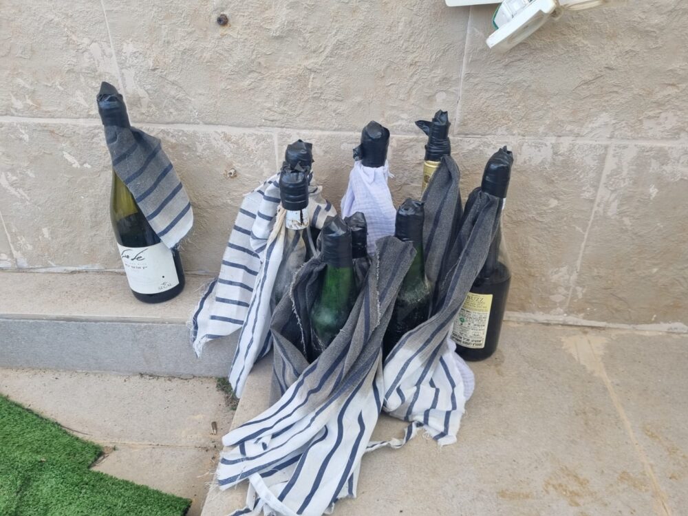 עשרות בקבוקי תבערה נמצאו בחיפה (צילום: משטרת ישראל)