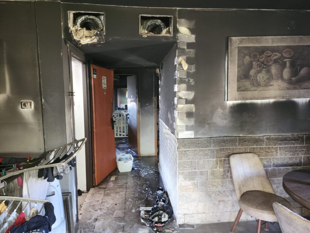 שריפה בבניין מגורים בטירת כרמל (צילום: כבאות והצלה לישראל)