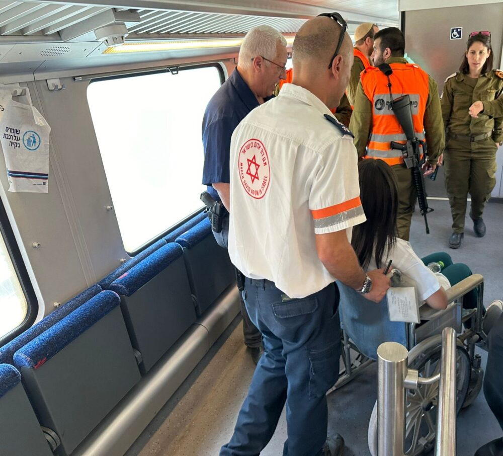 הצוותים מתכוננים לפינוי מאות נפגעים מבתי החולים הצפוניים לדרומיים (צילום: מד״א)