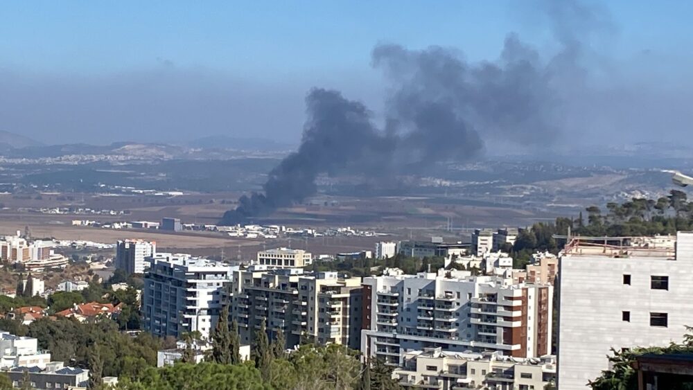 שריפה בשטח פתוח באזור חיפה. לא ברור אם יש קשר לטיל שיורט (צילום: מומו כהן)
