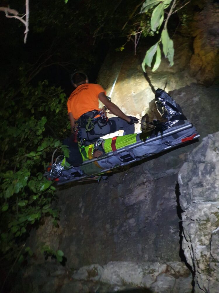 חילוץ פצוע באמצעות גלישה בחבלים - חילוץ רפואי דחוף מאוד באזור נחל יגור (צילום: יחידת החילוץ גליל כרמל)