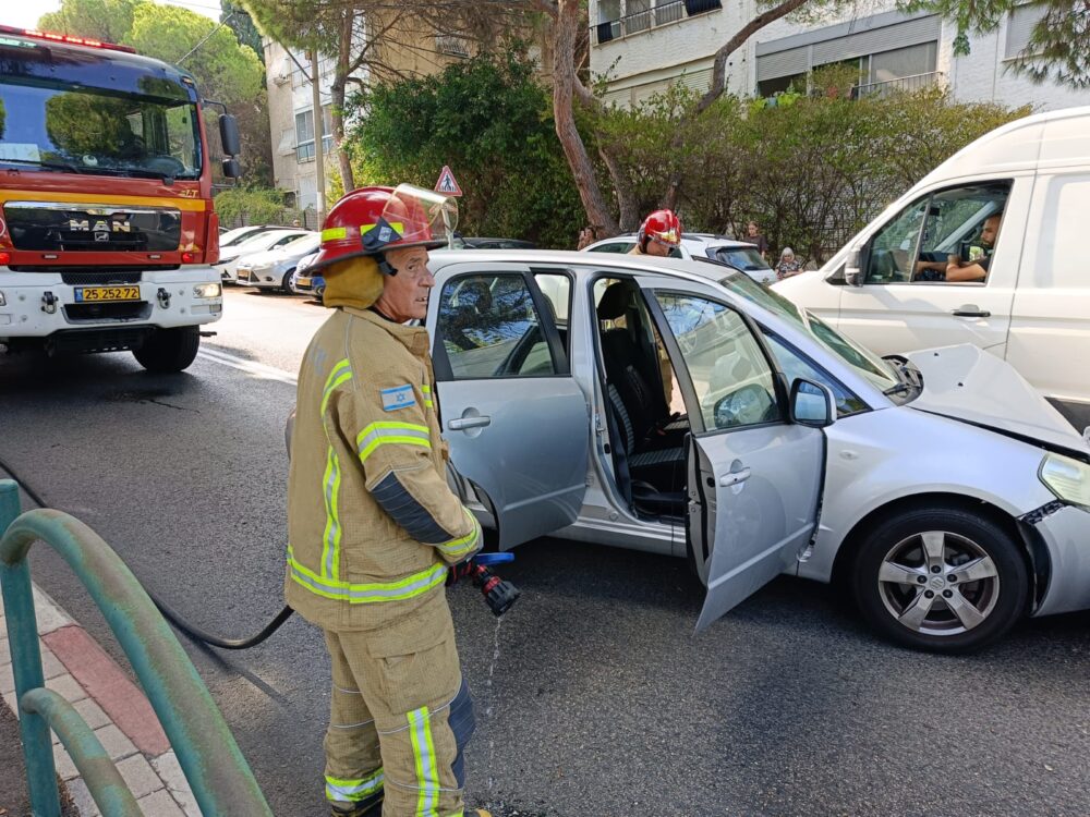 תאונה חזיתית בחיפה (צילום: כבאות והצלה)