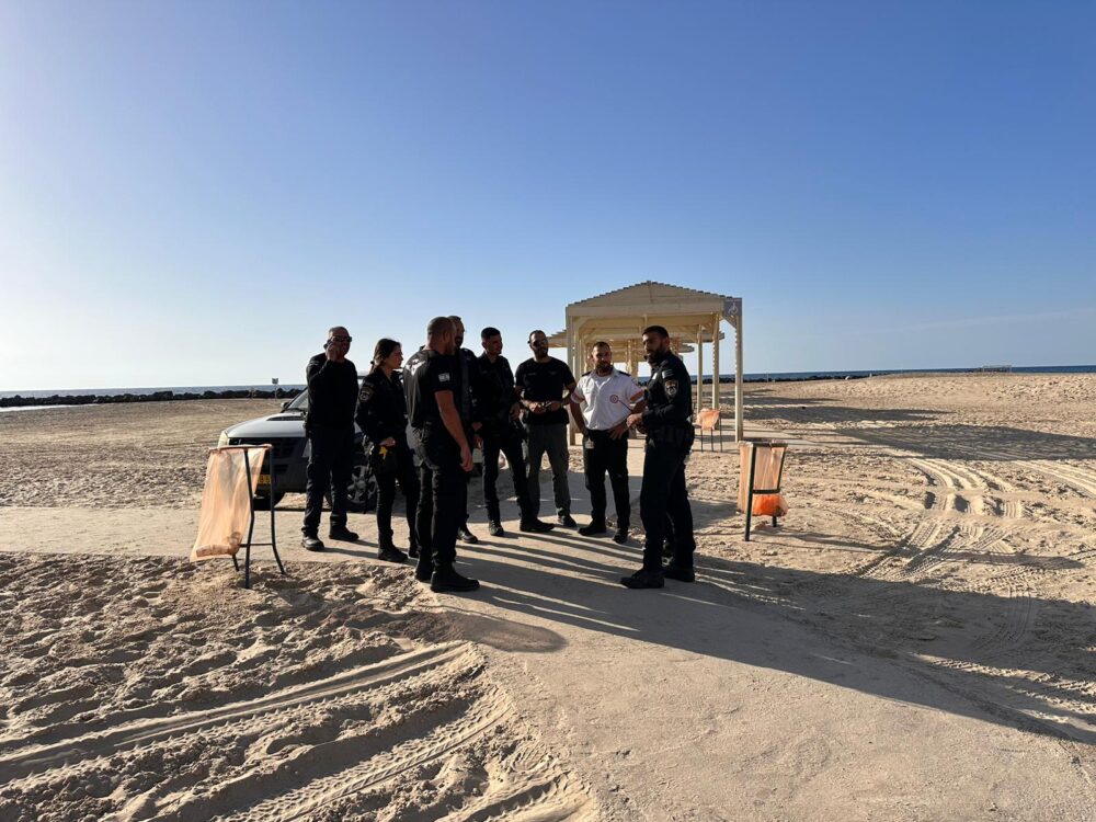 פינוי אזרחים מהחוף בסמוך מלון מרידיאן בשל נפל תחמושת (צילום: משטרת ישראל)