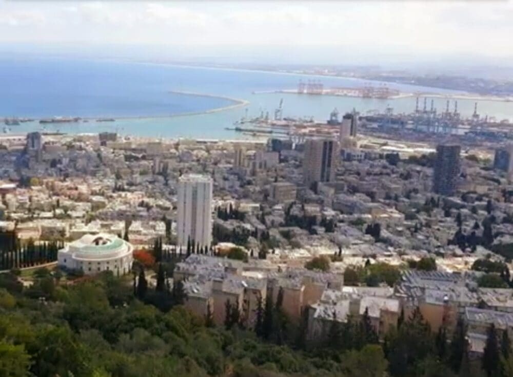 נוף חיפאי- בתים וחלק ממבני גן הבאהיים והנמל- מבט מטיילת לואי (צילום: רחלי אורבך)