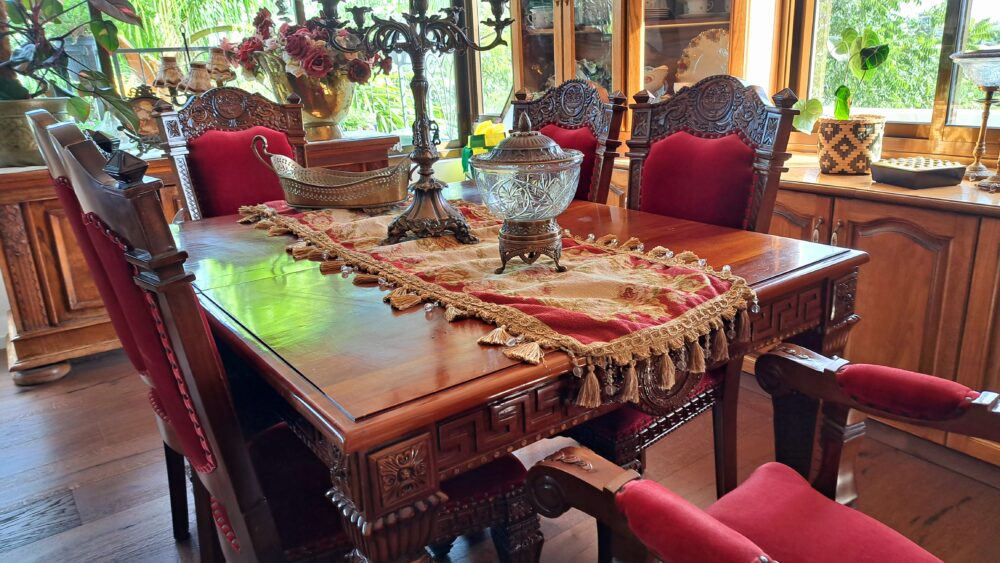 עוספיא- בבית סקר- שולחן האוכל מעץ משובח (צילום: רחלי אורבך)