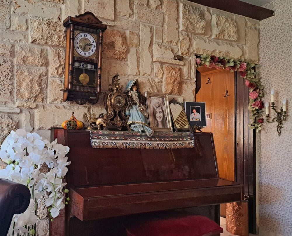 עוספיא- בבית סקר- הפסנתר של נאדין (צילום: רחלי אורבך)