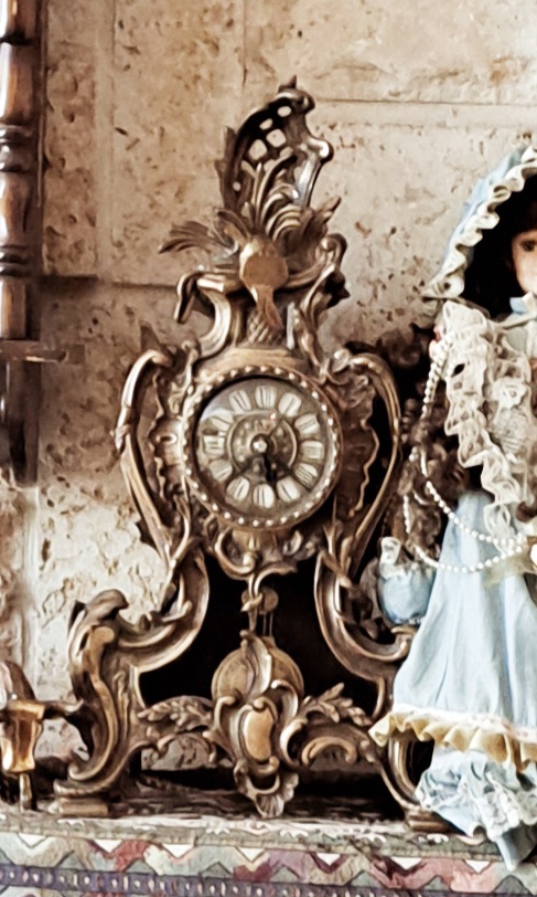 עוספיא- שעון הברונזה העתיק- בבית סקר (צילום: רחלי אורבך)