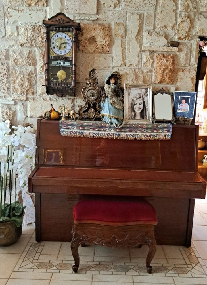 עוספיא- בבית סקר- הפסנתר והמזכרות השונות (צילום: רחלי אורבך)