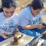 יצירה בחומרים מהטבע, עיסת בוץ ואיצטרובלים. (צילום : ענבל חן ברגב)