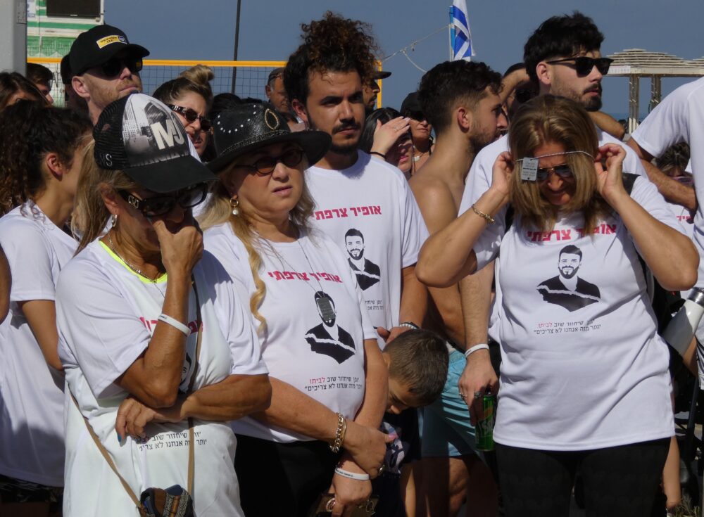 אירוע בחוף מרידיאן לתמיכה באופיר צרפתי וקריאה לשחרור כל החטופים (צילום: יעל הורוביץ) 