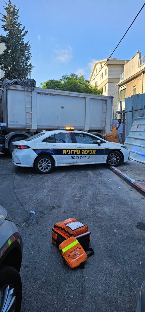 תאונת עבודה ארעה ברחוב מחניים בחיפה (צילום: משטרת ישראל)