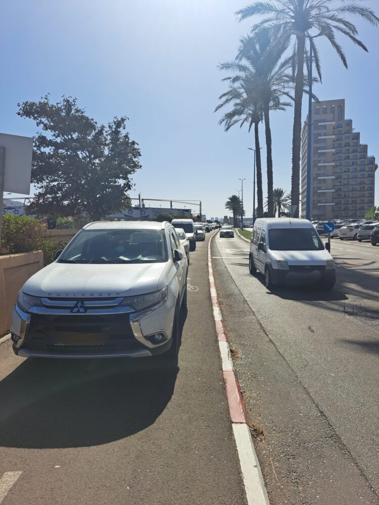 חניה על מדרכה בחיפה (צילום: עיריית חיפה)