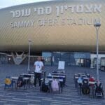 יניב קטן במיצג למען הילדים החטופים (צילום: סמר עודה כרנתינג'י)