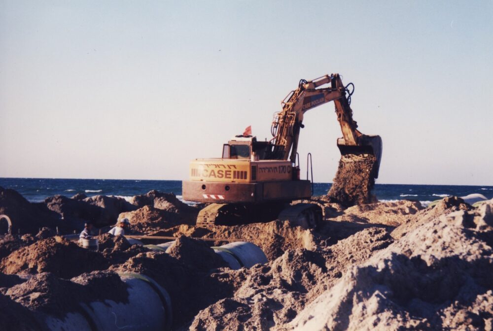 חפירת התשתית להנחת צינורות מי הנגר (צילום: מוטי מנדלסון)
