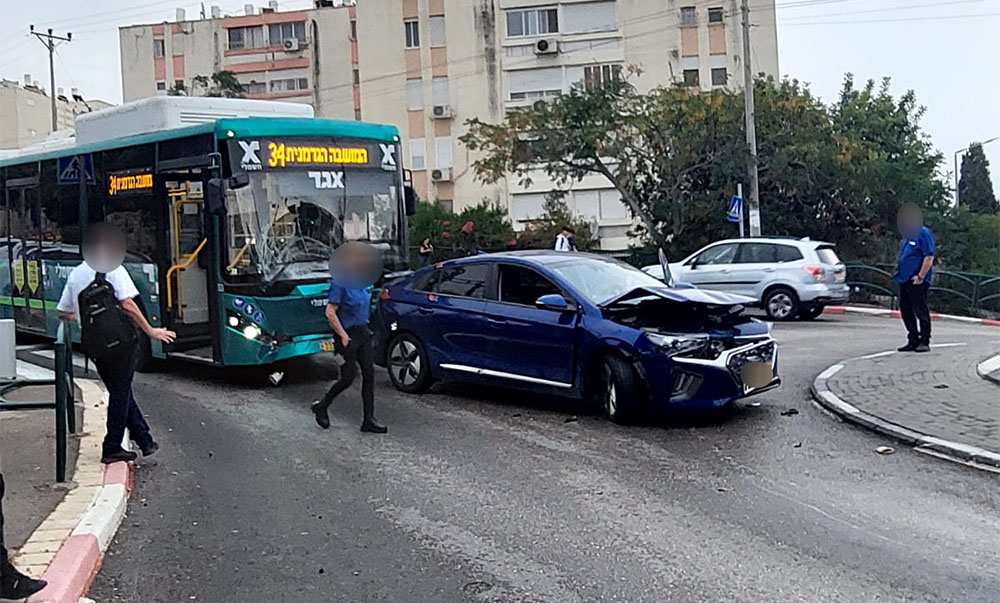 תאונה במעורבות רכב פרטי ואוטובוס בכיכר ברחוב טשרניחובסקי - חיפה (צילום: קוראי חי פה בשטח)