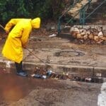סתימות נקזים – ניקיון פתחי ניקוז מלכלוך במהלך מערכת גשם (צילום: דוברות עיריית חיפה)