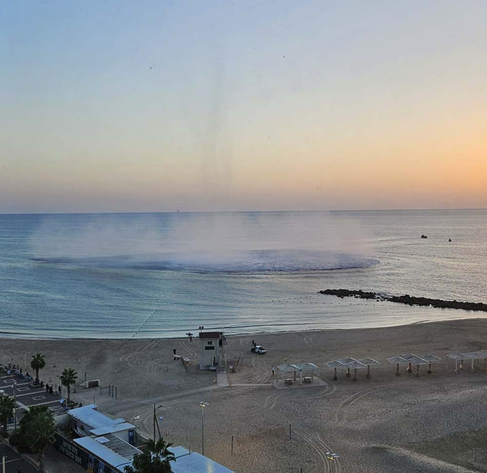 פיצוץ נפל של טיל מול חוף מרידיאן בחיפה (צילום: ברכה קליין)
