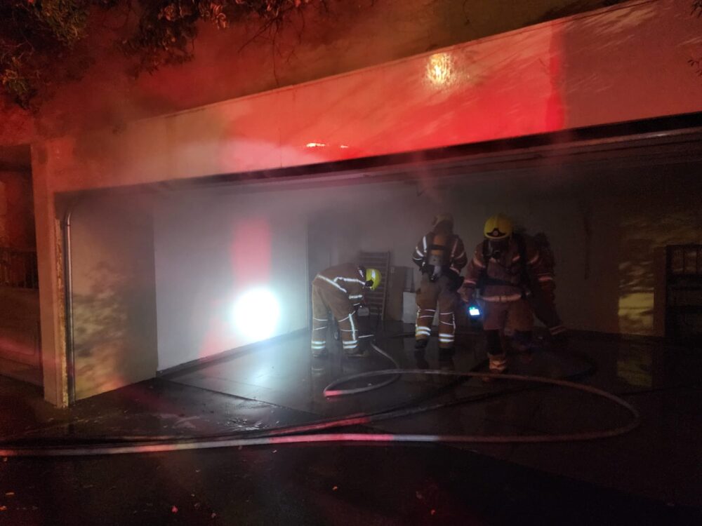 חיפה: מחסן עלה באש במבנה מגורים (צילום: כבאות והצלה)
