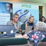 צוות המרפאה הגריאטרית בכללית במתן ייעוץ לתושבים מפונים במלון יערות הכרמל (צילום: רפי זוהר)