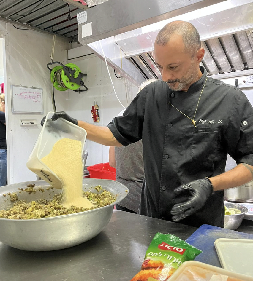עמותת רובין פוד למניעת בזבוז מזון בחיפה זקוקה לעזרתכם לבשל למאות חיילים ומפונים (צילום: עמותת רובין פוד)