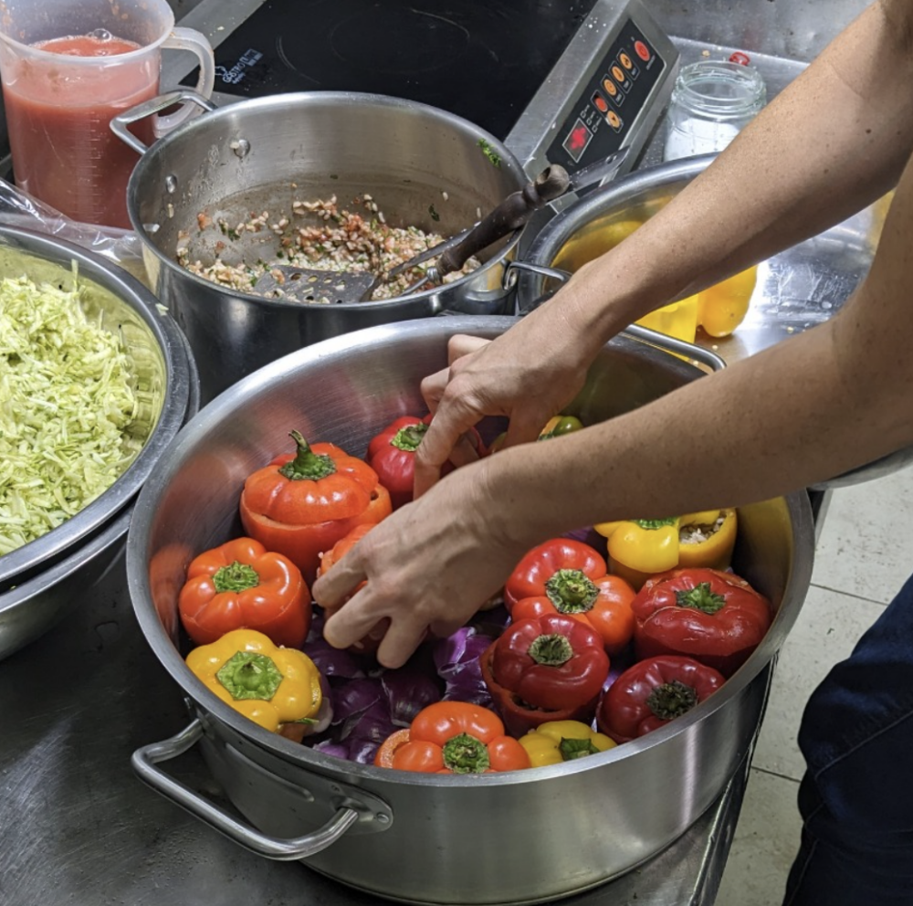 עמותת רובין פוד למניעת בזבוז מזון בחיפה זקוקה לעזרתכם לבשל למאות חיילים ומפונים (צילום: עמותת רובין פוד)