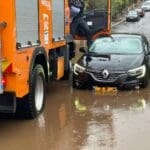 חילוץ משפחה שנקלעה להצפה (צילום: כבאות והצלה)