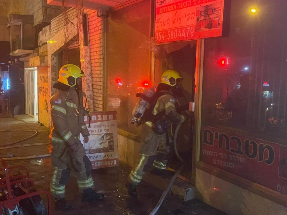חנות רהיטים ברחוב הנביאים בחיפה עלתה באש (צילום: כבאות והצלה)