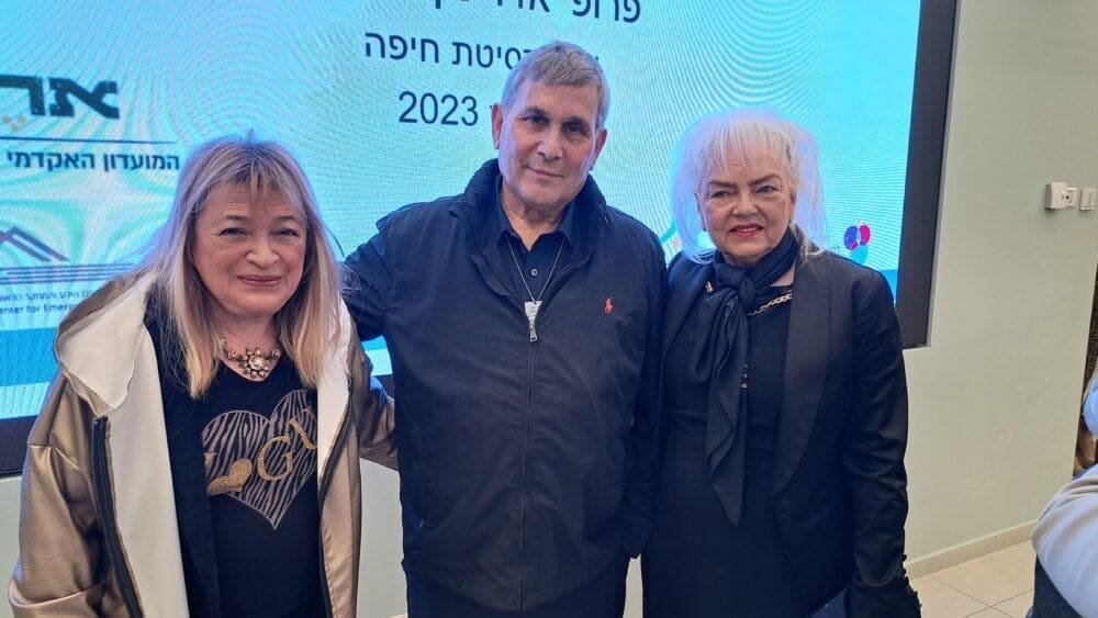 אתנה – המועדון האקדמי של ידידות אוניברסיטת חיפה – הגב' שושי ורה, נשיא אגודת הידידים יואל פלדשו וגב' ציפי רוזנטל (צילום: רחלי אורבך)