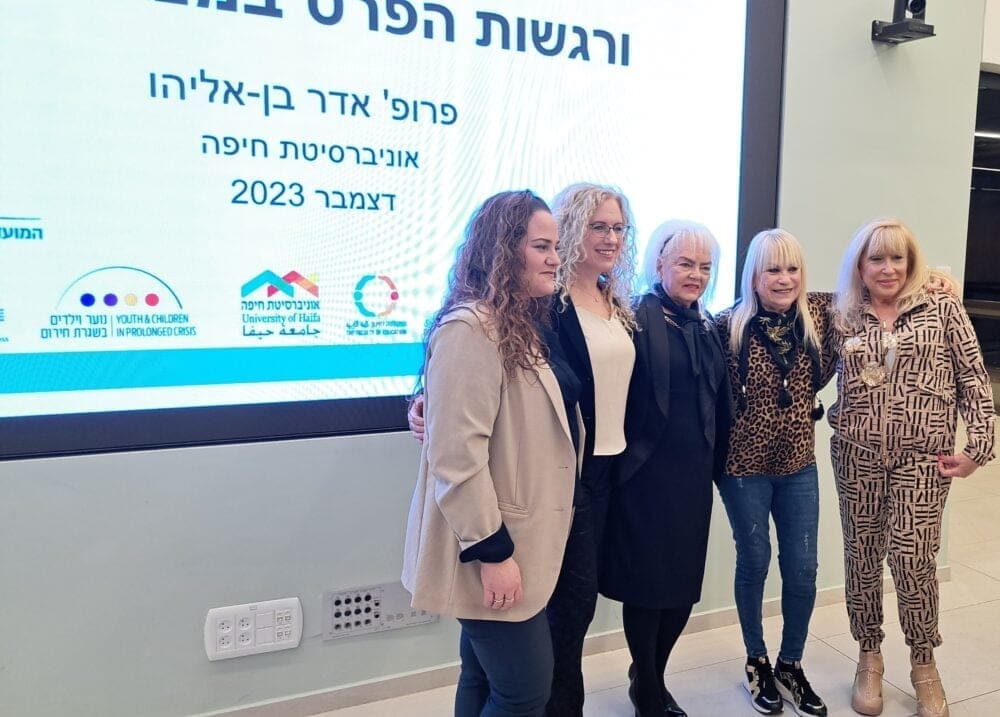 אתנה – המועדון האקדמי של ידידות אוניברסיטת חיפה -מנכ"לית האגודה אליענה דן, פרופ' בן אליהו, הגב' שושי ורה וידידות (צילום: רחלי אורבך)