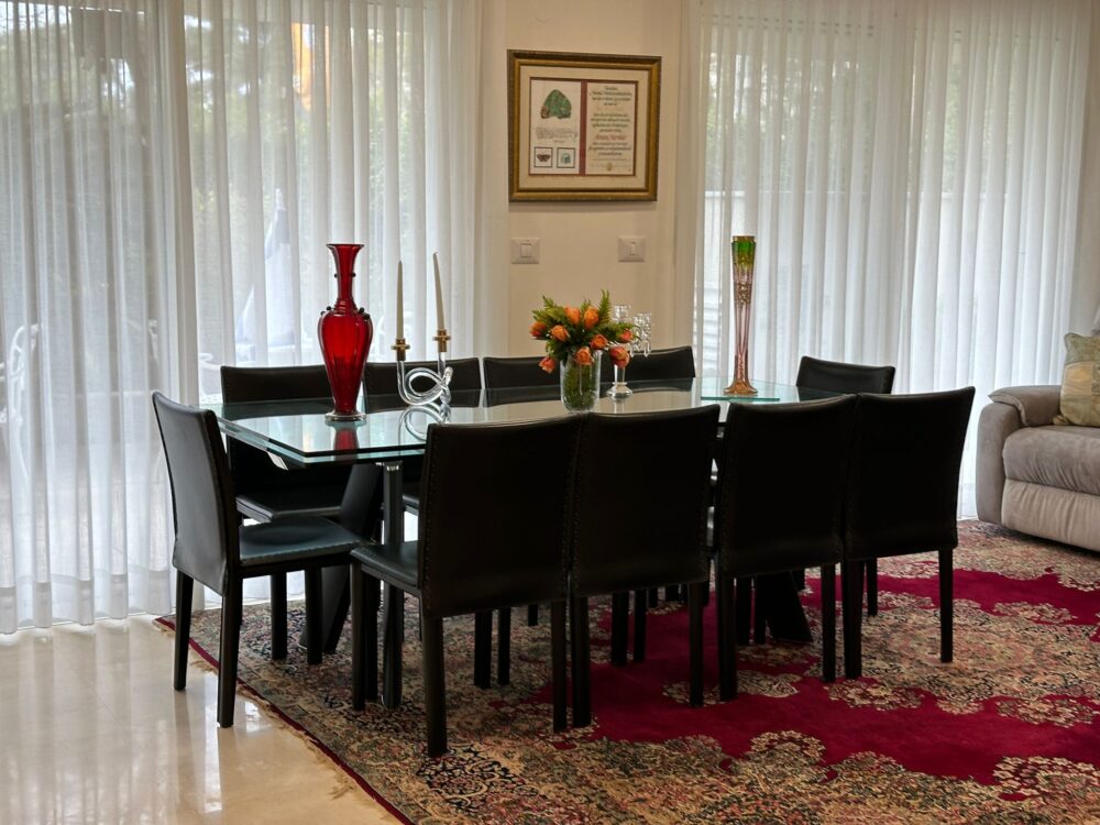 שולחן אוכל באחת הדירות- בדיור המוגן והיוקרתי "אוונגארד רזידנס" (צילום: נגה כרמי)