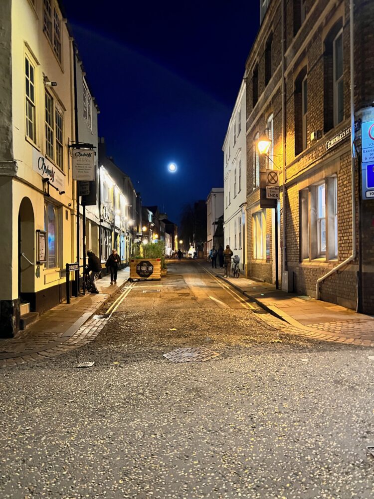 Once in a blue moon, אוקספורד אנגליה. (צילום: לילי מילת)