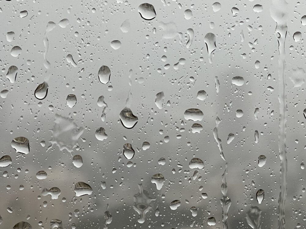 גשם בחיפה - טיפות על החלון (צילום: ירון כרמי)