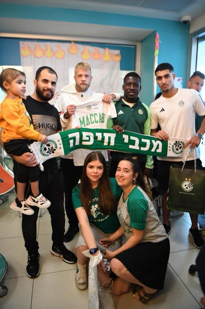 שחקני מכבי חיפה ממשיכים לשמור על מסורת של 26 שנים יחד עם אגודת ״עזרה למרפא״ (צילום: ראובן כהן)
