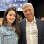 ראש העיר קרית אתא יעקב פרץ עם ספיר כהן (צילום: קריית אתא)